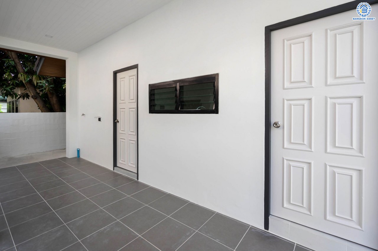 บ้านมือสองตกแต่งใหม่ โครงการ เมืองเอก โครงการ8  วิภาวดี-รังสิต บ้านเดี่ยวหลังใหญ่ บนเนื้อที่ 105 ตร.ว. พื้นที่ใช้สอยเยอะถึง 444 ตร.ม. พร้อมฟังก์ชัน 3 ห้องนอน 5 ห้องน้ำ 1 ห้องอเนกประสงค์ 1 ห้องแม่บ้าน จอดรถได้ 2 คัน สุดยอดทำเล เชื่อมต่อทุกการเดินทาง ใกล้จุดขึ้นทางด่วน "ศรีสมาน" และมหาวิทยาลัยรังสิต